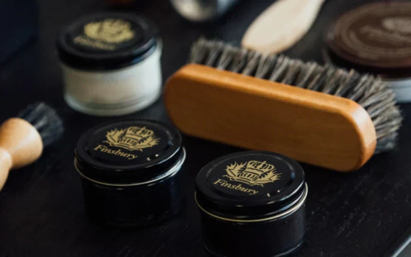 Cirage, crème, brosse, palot, chamoisine : quelle utilisation ?