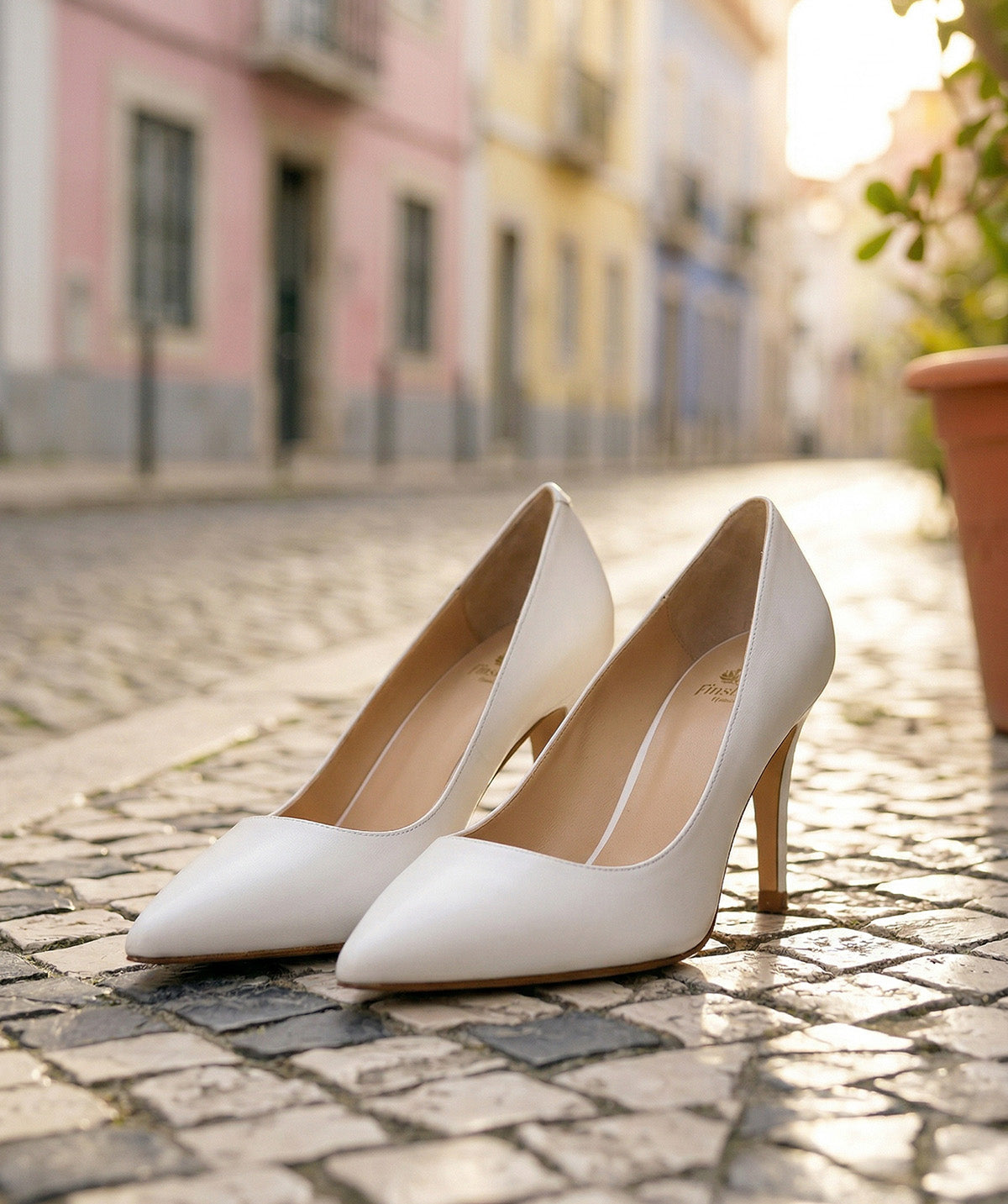 MANON Snow White Pumps